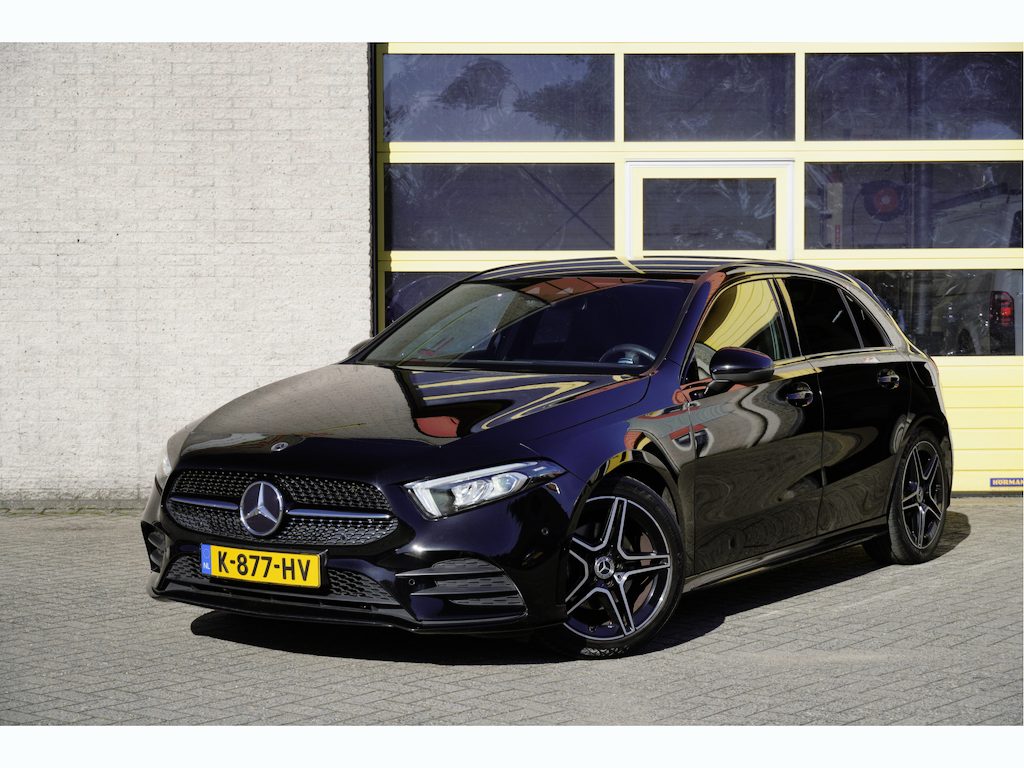 Mercedes-Benz A-klasse 180 Automaat! 5drs AMG Business Solution BJ2021 Lmv 18" | Led V+A | Pdc | Sideskirts | Achteruitrijcamera | Virtual cockpit | Sfeerverlichting | Climate control | Cruise control | Sportstoelen | Sportstuur | Verwarmde voorstoelen | Zwarte hemel