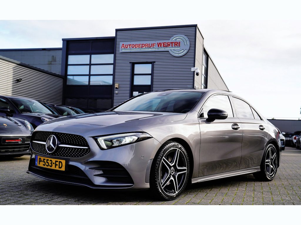 Mercedes-Benz A-klasse 180 Premium Plus | Stoelverwarming | Panorama dak | Achteruitrijcamera | Digitaal dashboard