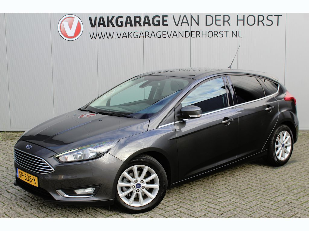 Ford Focus 1.0-125pk Titanium. Erg goed onderhouden, correct nette Ford Focus hatchback. Autm. airco dual, LM wielen, navigatie, telefoonvoorb., cruise control, metallic lak.