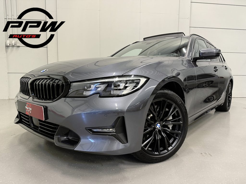 BMW 3-Serie Touring 330e xDrive High Exe PANO/TREKHAAK/H&K/MEMORY/ACC/CAMERA/LEER-SPORT/SFEER/LED/18"M-SPORT BLACK/DONKERE-HEMEL/SHADOW-LINE/MINERALGRAU/SPORT-LINE/ABSOLUTE NIEUWSTAAT