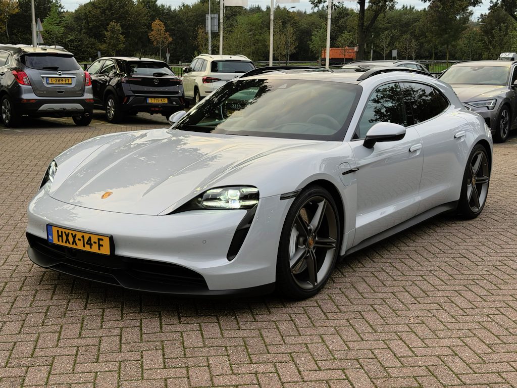 Porsche Taycan Sport Turismo 4S 93 kWh / SOH 94.5 % / Panoramadak / 360Camera / Head-up / Burmester / 21'' / Luchtvering / Stoel+Stuurverwarming / Dodehoek / DAB / ACC / Warmtepomp