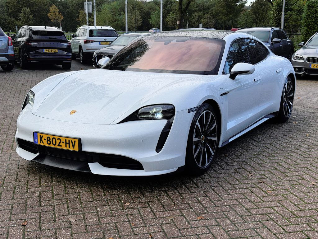 Porsche Taycan Turbo 93 kWh / SOH 92,3% / Panoramadak / 360Camera / Head-up / Burmester / Luchtvering / 20'' / InnoDrive / Sportchrono+Design / Keyless / Adaptieve Stoelen / Dodehoek / DAB / Warmtepomp