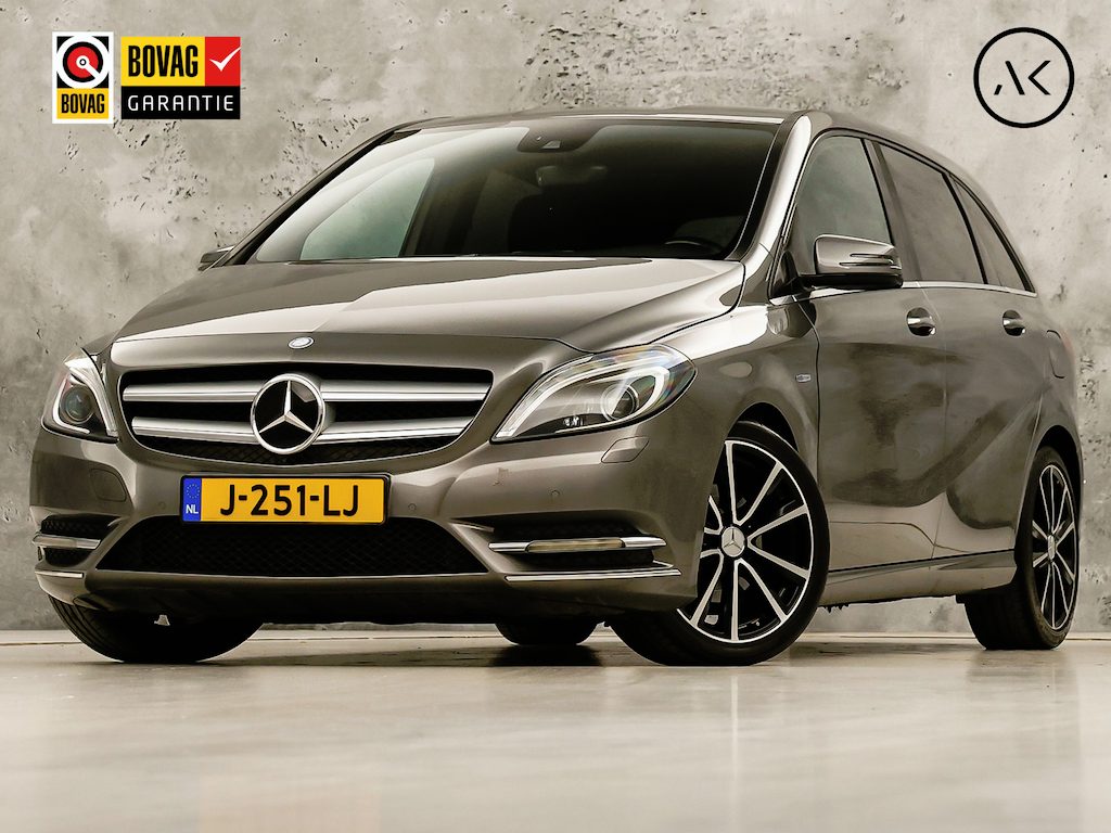 Mercedes-Benz B-klasse 200 AMG Sport 157Pk (GROOT NAVI, CLIMATE, CAMERA, HARMAN/KARDON, GETINT GLAS, STOELVERWARMING, LEDEREN SPORTSTOELEN, HARMAN/KARDON, XENON, ZWART HEMEL, NIEUWSTAAT)