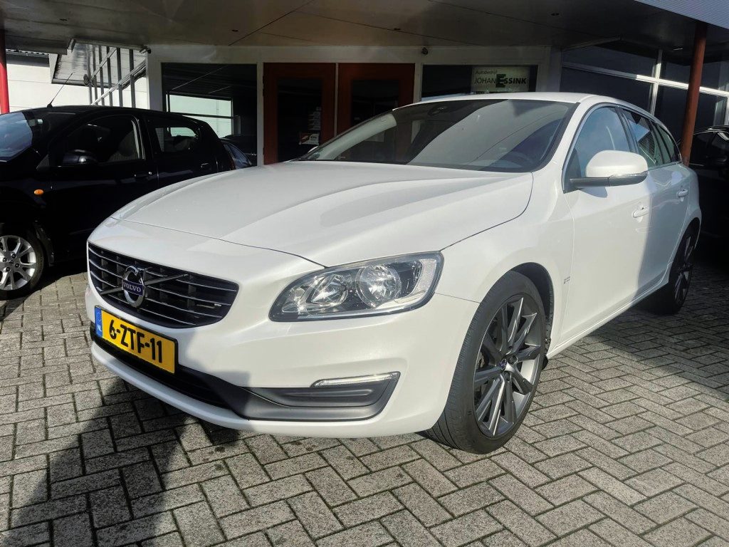 Volvo V60 1.6 T3 150PK  Momentum  150 PK  NW Distributieriem  Bluetooth  Trekhaak