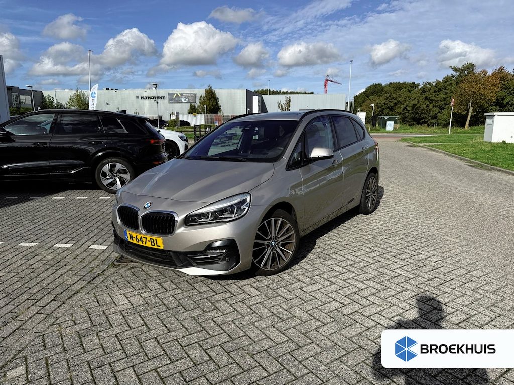 BMW 2-Serie Active Tourer 220i Business Edition Plus l Leder l Panoramadak l Stoelverwarming l Camera l Head up l Elekt. Klep l Full LED l