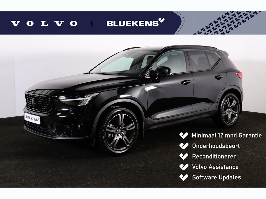 Volvo XC40 B3 Plus Dark Special - IntelliSafe Assist - Harman Kardon audio - Elektr. bebienbare voorstoelen met geheugen links - Parkeercamera achter - Verwarmde voorstoelen & stuur - Verwarmbare voorruit - Keyless - Elektr. bedienbare achterklep - Inklapbare trekhaak - Parkeersensoren voor & achter - Draadloze tel. lader - Verlengde achterspoiler - Originele 18 inch wielen gepoedercoat in Volvo V70 R-kleur - Mistlichten voor met bochtenverlichting - Getint glas v.a. B-stijl