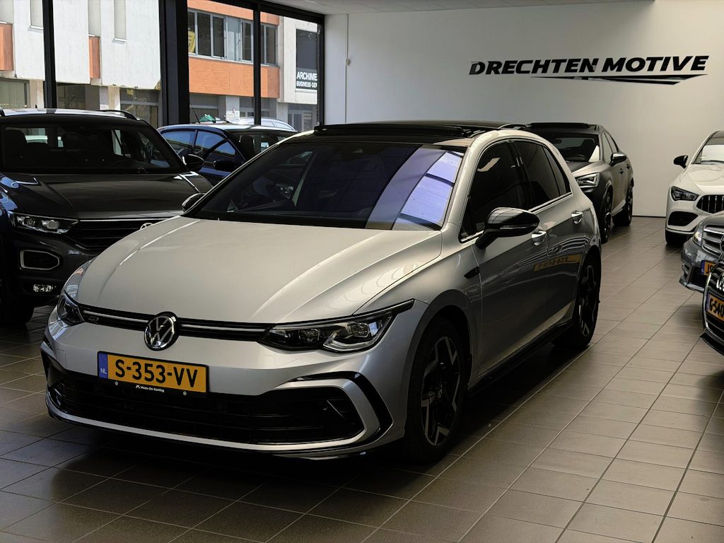 Volkswagen Golf 1.5 eTSI R-Line / Pano / Camera / CarPlay /