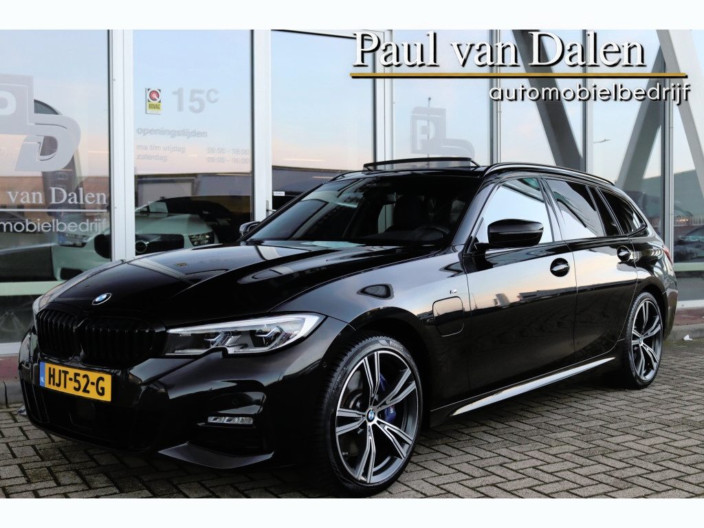 BMW 3-Serie Touring (G21) 330e 292PK XDRIVE M-SPORT SHADOW LINE Panodak | 95% SOH | Navi | Comfort Access | Laser Light | Memory | Sfeerverl. | Active Cruise | Head Up | 19 Inch Lm |