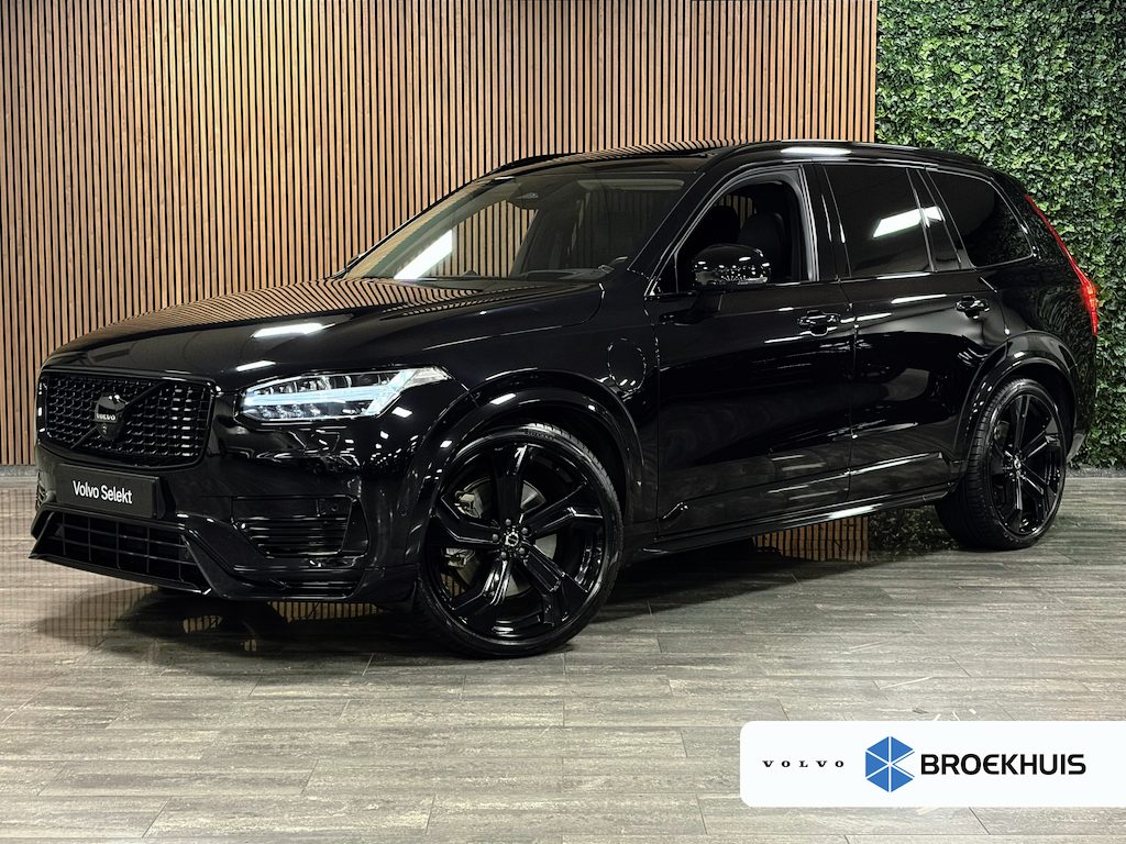 Volvo XC90 T8 AWD Recharge Ultra Dark Black | Vol! | Bowers & Wilkins | Luchtvering | Stoelventilatie | Trekhaak | 360 Camera | Head-Up Display | Stoelmassage | 455pk | Adaptieve Cruise Control | Black Pack; zwarte logo's, velgen | Stoelverwarming voor+achter | Stuurwielverwarming | Schuifdak | 22 Inch | Full LED Meesturende koplampen | Pilot Assist | BLIS Dode Hoek Detectie | Alcantara hemelbekleding | Lederen handgrepen en zonnekleppen | Elektrische voorstoelen geheugen | Nappa Lederen bekleding | Zitting verlenging voorstoelen | Lederen Dashboard | Google Infotainment | Keyless Drive | Parkeersensoren voor+achter | Elektrisch bedienbare achterklep | Geïntegreerde zongordijnen achterportieren | Geïntegreerd kinderzitje achterin | Verlichte instaplijsten | 7-Persoons | 4-Zone Climate Control | DAB Radio | Apple Carplay/Android Auto | Alarm Klasse III | Draadloos telefoon opladen | Volvo On Call met mobiele App functie | Auto is tevens voorzien van Gold Coating | Onyx Black Metallic |