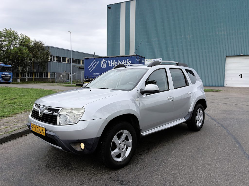 Dacia Duster 1.6-16V Lauréate 2wd 105 PK. Distributieriem vervangen bij 138.000 KM !!! Geen mooie auto maar technisch top en rijdt nieuw !!