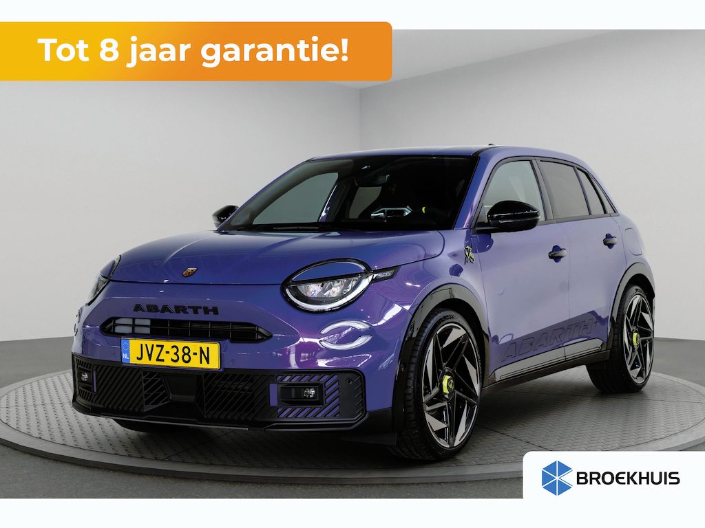 Abarth 600e Scorpionissima 54 kWh | Tot 8 Jaar Garantie | Camera | Navigatie | 20 inch Lichtmetaal | Sabelt Stoelen | Verwarmde stoelen |