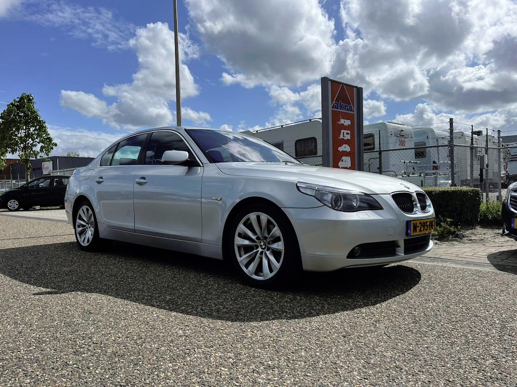 BMW 5-Serie 520i | Carplay | Elek. Schuif-/Kanteldak | Xenon | Cruise Control | Parkeersensoren voor/achter | Stoelverwarming