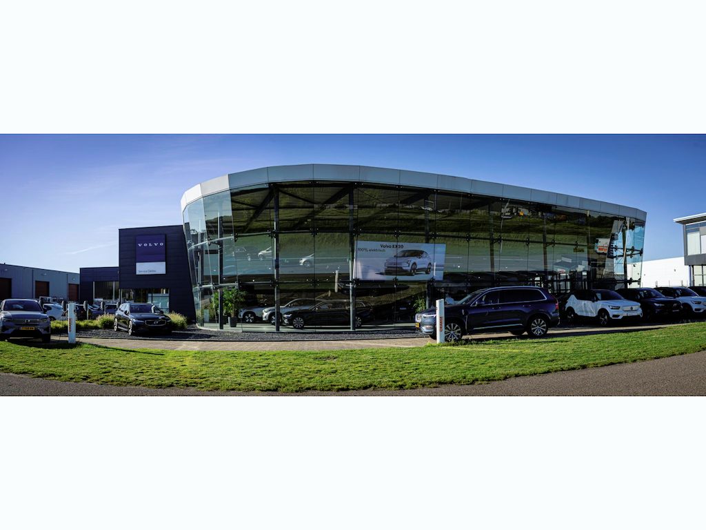 Volvo C40 Recharge Plus 69 kWh Panoramadak - IntelliSafe Assist & Surround - Verwarmde voorstoelen, stuur & achterbank - Parkeersensoren voor & achter - Draadloze tel. lader - Extra getint glas - 19’ LMV - Trekhaak semi elektrisch