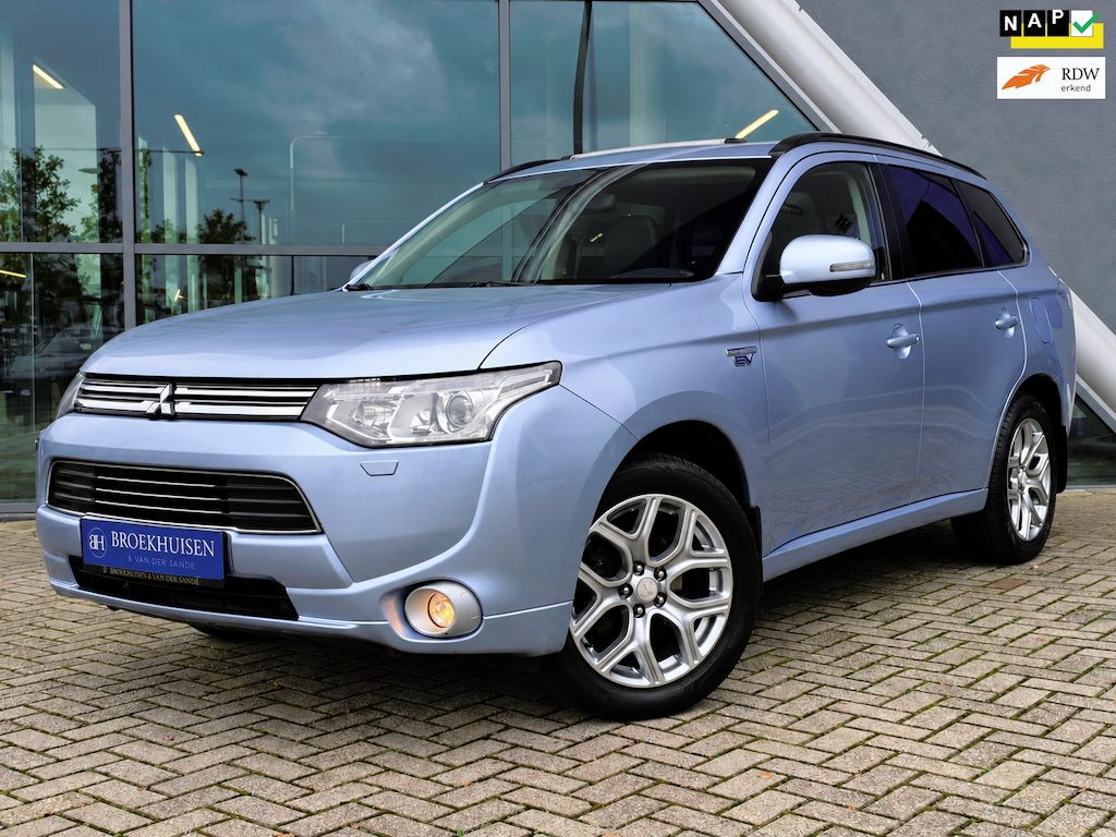Mitsubishi Outlander 2.0 PHEV instyle Trekhaak / Schuifdak / Camera / Leder / Stoelverwarming