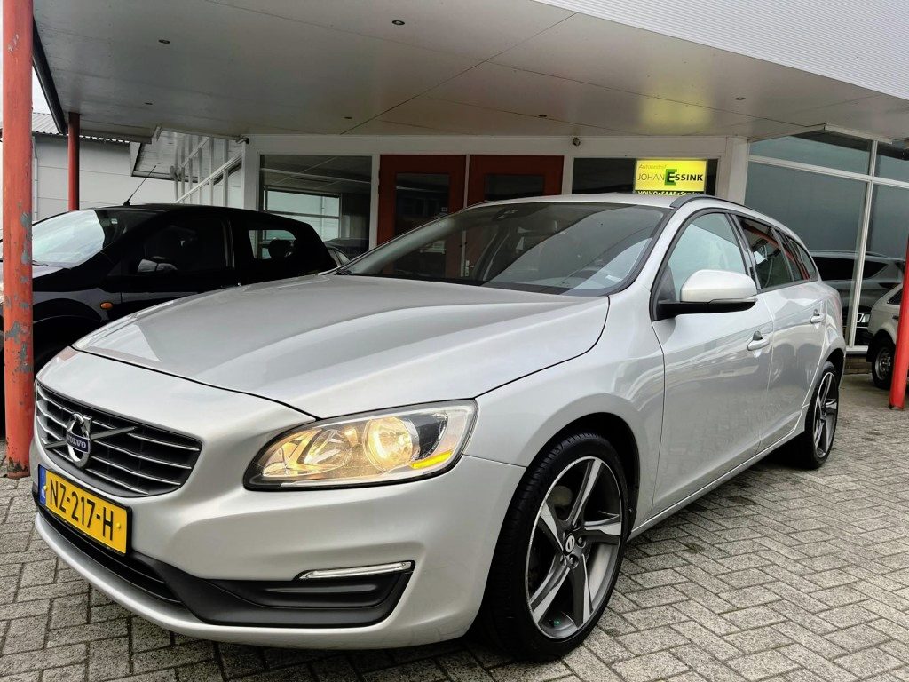 Volvo V60 1.6 T3 Momentum Automaat  150 PK  Bluetooth  Navi  PDC  Cruise-controle