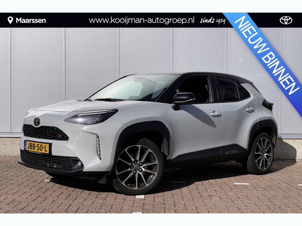 Toyota Yaris Cross 1.5 Hybrid GR Sport / 360 Camera / JBL Audio / Stoelverwarming / Elektrische Kofferbak / Heads-Up Display / Trekhaak / Dodehoek-Assistent /