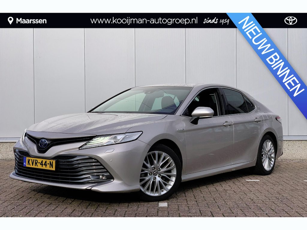 Toyota Camry 2.5 Hybrid Premium / JBL Audio / Stoelverwarming / Heads-Up Display / Camera / Parkeersensoren v&a / Bediening Achterin / Zonneschermen Achterin /