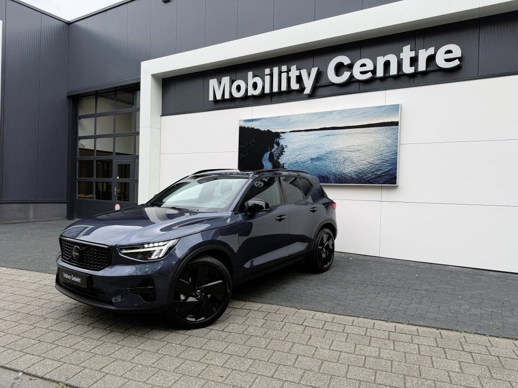 Volvo XC40 B4 Plus Black Edition | Elektrisch bedienbare trekhaak | Harman & Kardon audio | 360-graden camera