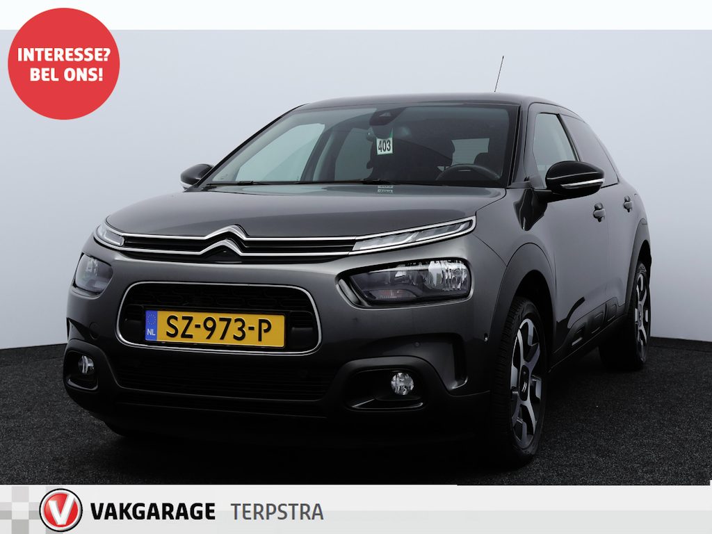 Citroën C4 Cactus 1.2 PureTech Shine/ D-Riem verv: 58.000 KM!/ Trekhaak/ 17'' LMV/ Apple + Android/ Keyless/ DAB+/ Dode-Hoek DET./ Lane-Assist./ PDC V+A/ Extra getint glas/ Navi/ Cruise/ Bluetooth/ Multi. LEDER. Stuur.