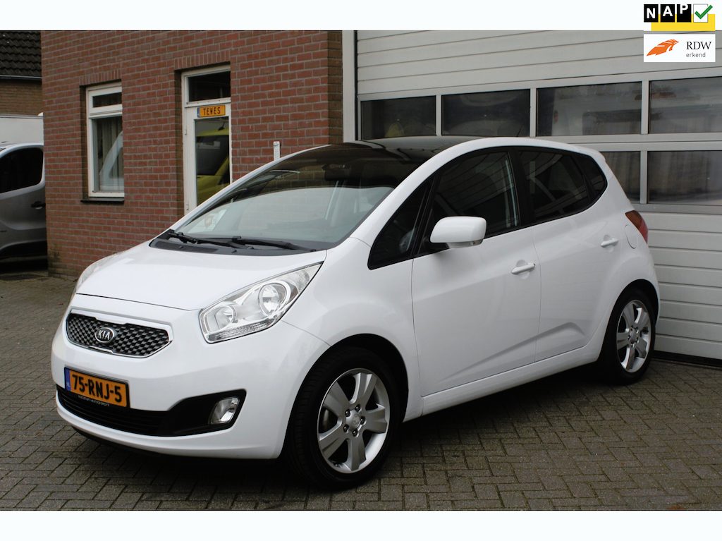 Kia Venga 1.4 CVVT trekhaak..clima. glazen schuifdak camera.cruise control. navigatie.half leder bekleding..