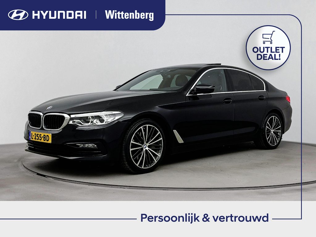 BMW 5-Serie 540i xDRIVE HIGH EXECUTIVE | SUPERDEAL! | UNIEK EN ZEER EXCLUSIEF BY WITTENBERG HILVERSUM | 100% DEALERONDERHOUDEN | INCLUSIEF GLASSCOATING | IN NIEUWSTAAT VERKERENDE HIGH EXECUTIVE | AUTOMAAT | UNIEK! | FULL OPTIONS | 340 PK! | TREKHAAK ELEKTRISCH UITKLAPBAAR! | OPEN DAK | LEDER | CLIMA | CRUISE | CAMERA | NAVI | VERWARMDE VOORSTOELEN | 19'' LM VELGEN | ELEKTRISCHE ACHTERKLEP |