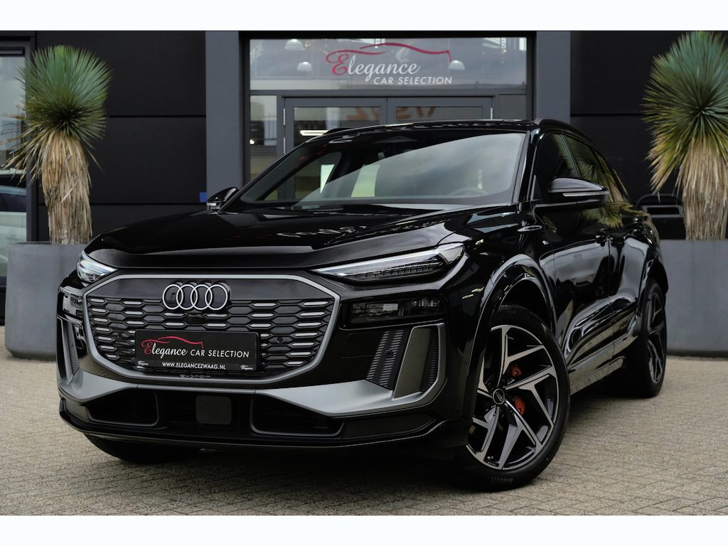 Audi Q6 e-tron S edition quattro 100 kWh | 428 PK | Panoramadak | Trekhaak | 360 camera | Audi Q6 e-tron S edition quattro met 428 PK en een volledig elektrische aandrijflijn met 100 kWh accupakket en quattro vierwielaandrijving, voorzien van een panoramadak met comfortabele rij e