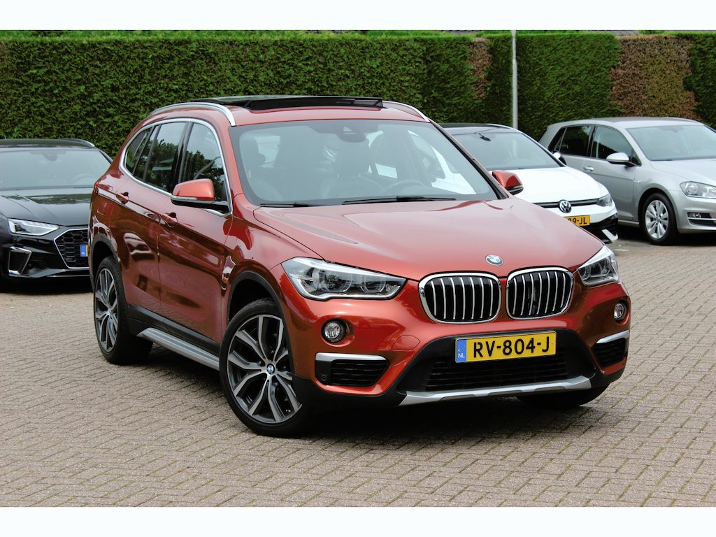 BMW X1 xDrive20i High Exe. / Trekhaak / Panoramadak / Head-up / Leder / 19'' / Navigatie / Stoelverwarming / Sportstoelen / DAB / Cruise Control