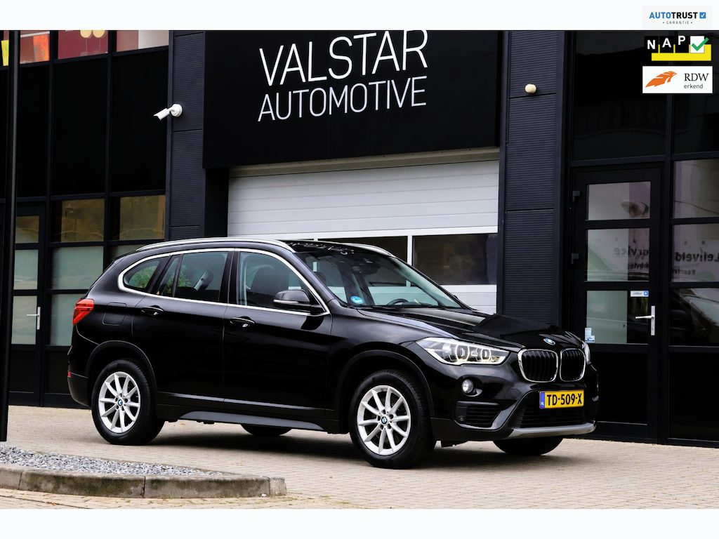 BMW X1 SDrive20i High Executive | Trekhaak | LED | Stoel-stuur verwarming!