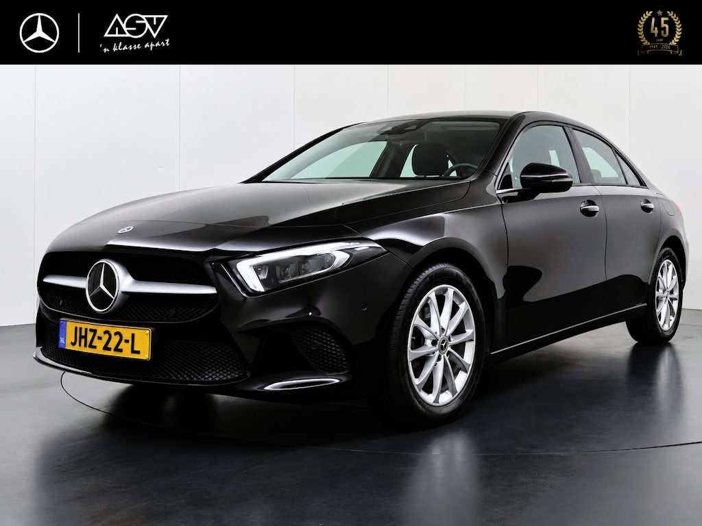 Mercedes-Benz A-klasse 250 e Business Solution | Wegklapbare Trekhaak | DISTRONIC Cruise Control | MULTIBEAM LED | Stuurwielverwarming | Achteruitrijcamera | Smartphone Integratie | Sfeerverlichting