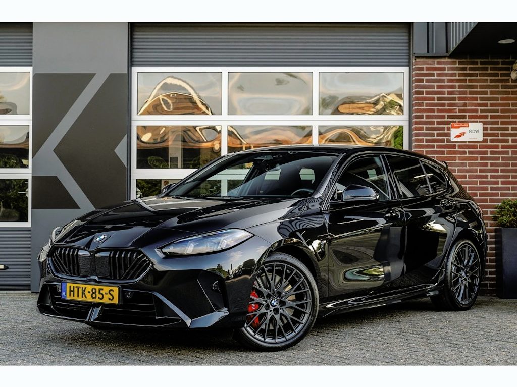 BMW 1-Serie 120 M Sport Pro | Adaptief M-Onderstel | M Sportremmen | Comfort Access | Camera | Adaptieve LED | Stoelverwarming