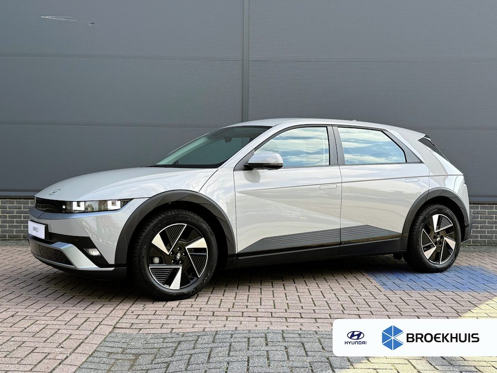 Hyundai Ioniq 5 Standard Range Pure Edition 63 kWh / Warmtepomp / 63 kWh accupakket / Volledig elektrisch / Automaat / Adaptieve cruise control / Achteruitrijcamera / Parkeersensoren / Navigatiesysteem / Apple CarPlay & Android Auto / Climate control / LED-verlichting / Lichtmetalen velgen / Digitaal instrumentenpaneel / Multifunctioneel stuurwiel / Rijstrookassistentie / Automatische noodremassistentie / Keyless start / Bluetooth / Elektrische achterklep / BOSE audiosysteem / Elektrisch verstelbare stoelen / Stoelverwarming / Stuurwielverwarming / Halflederen bekleding / 170 pk / Achterwielaandrijving / Snelladen
