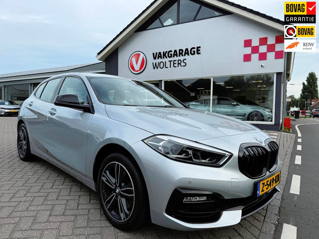 BMW 1-Serie 118i High Executive. RIJKLAARPRIJS! TREKHAAK/AUTOMAAT/SPORTSTOELEN