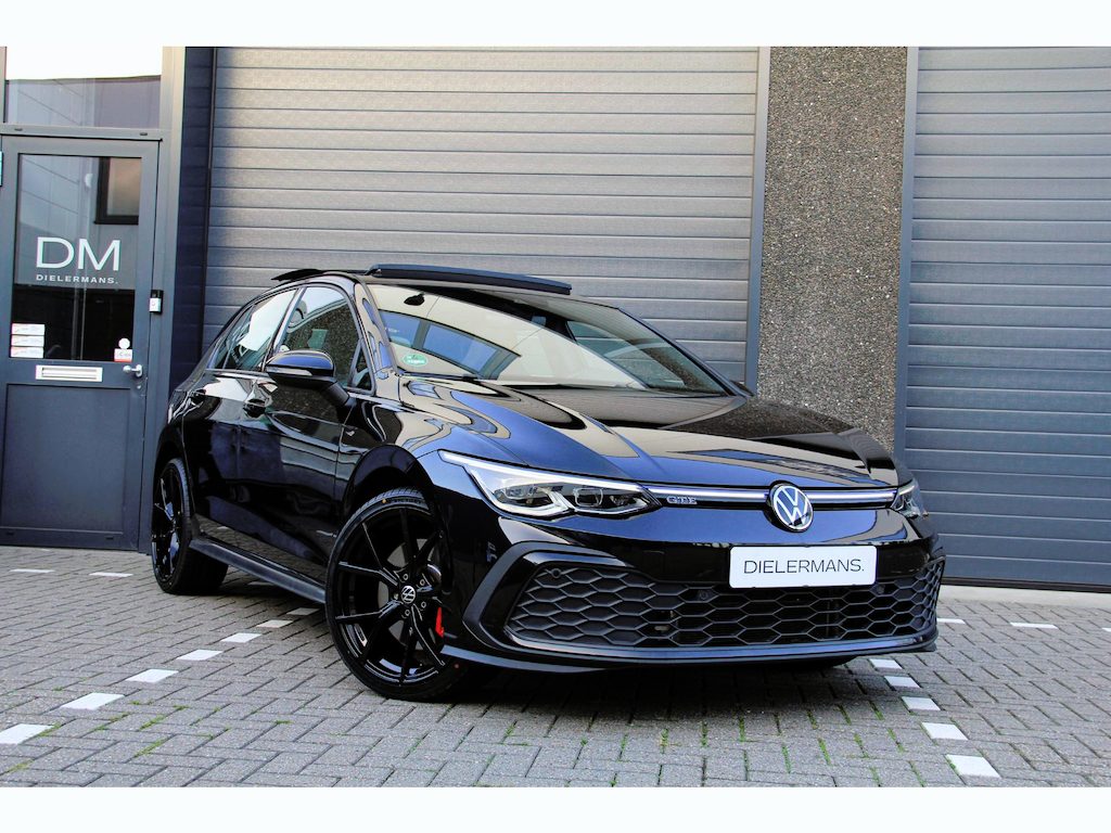 Volkswagen Golf 1.4 eHybrid GTE | Pano | IQ | 19" Estoril | Black on Black | Elektrische trekhaak | Vol in de opties | BTW!