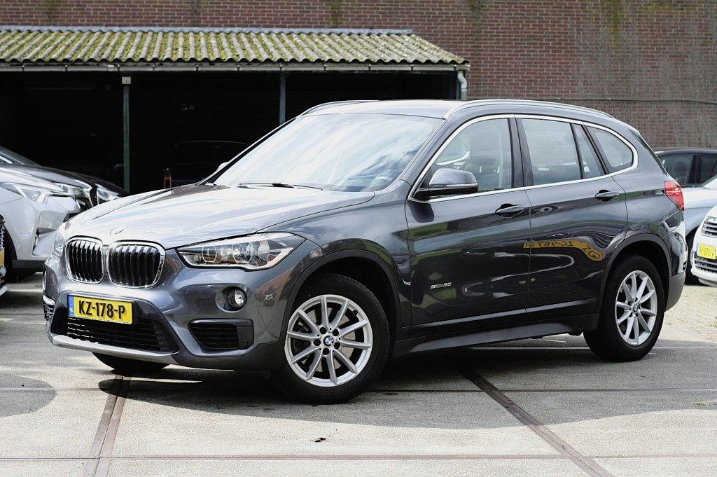 BMW X1 sDrive20i High Executive / NAP / Nieuwstaat 1ste Eig. / Trekhaak / Leder