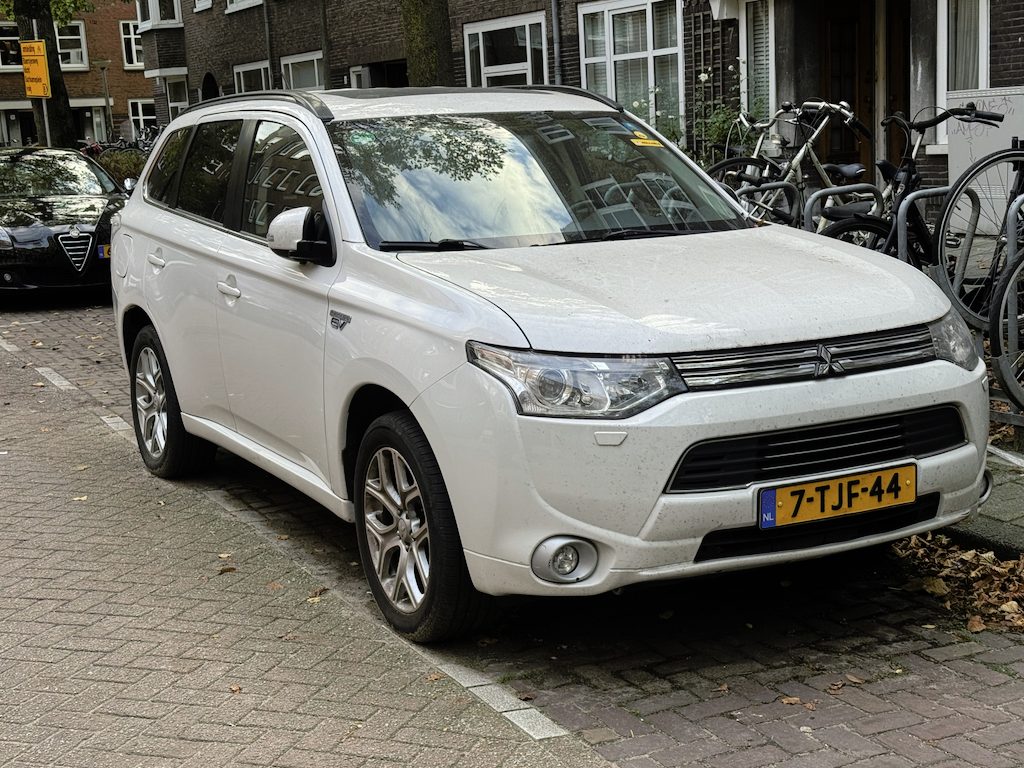 Mitsubishi Outlander 2.0 PHEV instyle LEES TEKS / READ TEXT