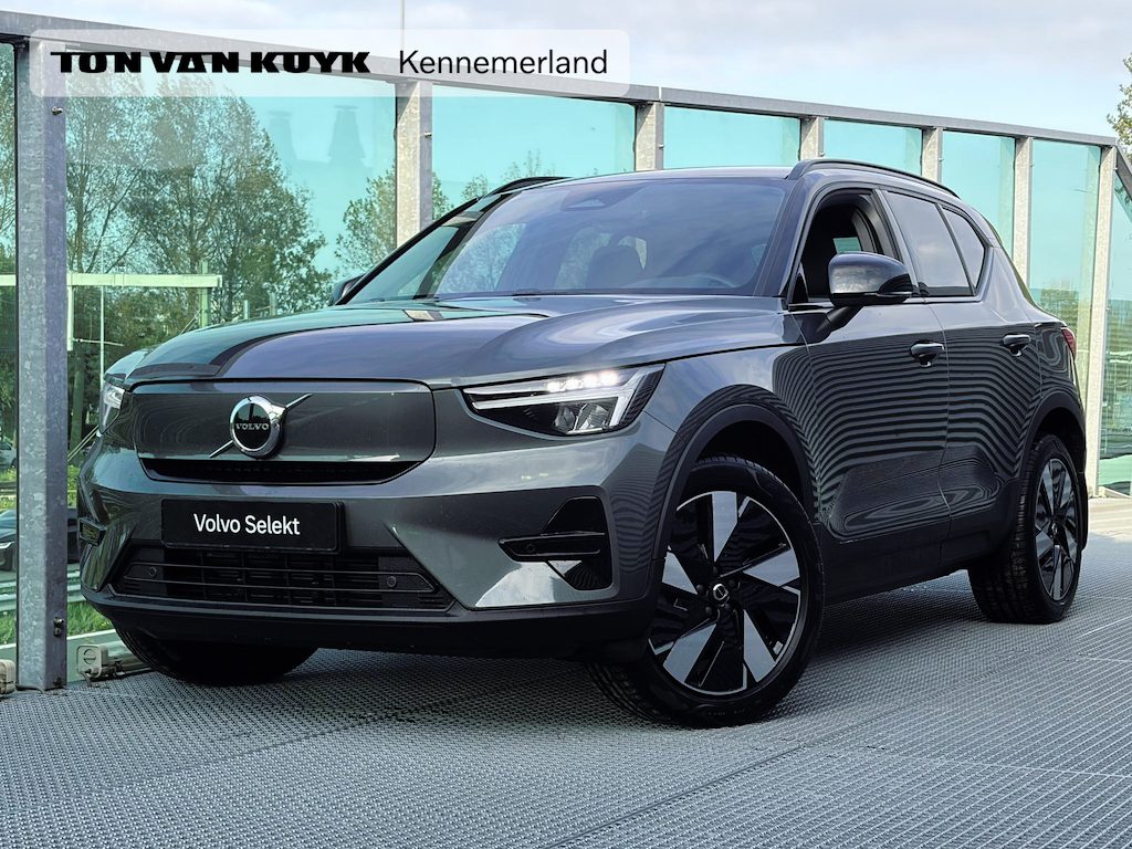 Volvo EX40 Single Motor Extended Range Plus Europa 82 kWh / Stoelverwarming, Stuurverwarming / Cruise Control / Trekhaak / Spatlappen / Achter camera / Elektrische stoelen met geheugen / 19 Inch velgen / Digital Dashboard / Google Maps / Android Auto / Apple Carplay