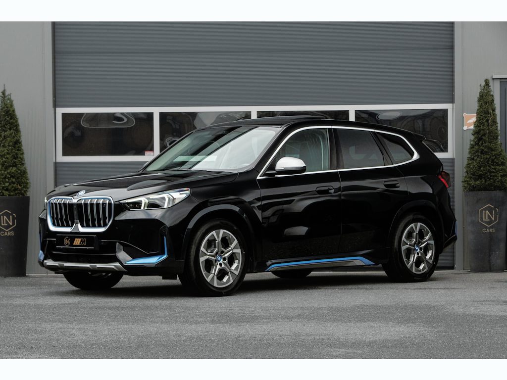 BMW iX1 xDrive30 67 kWh |Pano|DAB|Camera|Sfeerverlichting