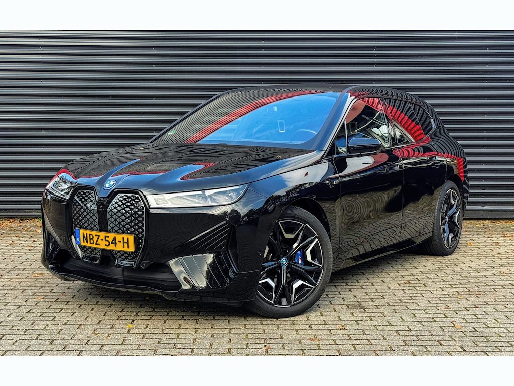 BMW iX M60 112 kWh | Pano/Sky Lounge | Kristal | Expressive Sound | 22" | Trekhaak | Soft-close | Privacyglas