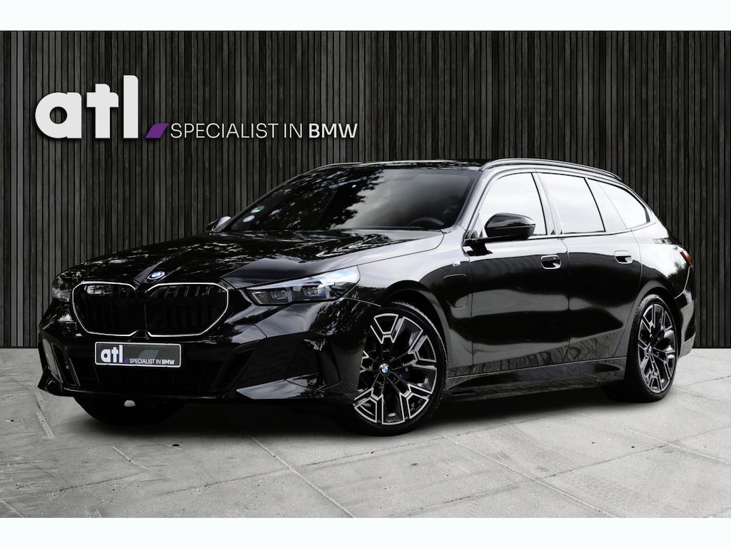 BMW 5-Serie Touring 530e xDrive M-sport | Bowers Wilkins | Drive ass Pro | HUD | 360 | 20" | Elektr. Trekhaak | Keyless | Iconic Glow | Alarm Kl.3 | Etc.