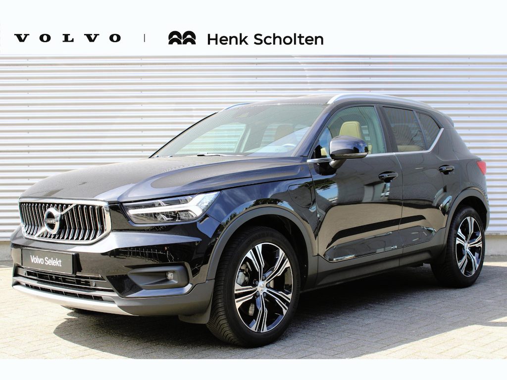 Volvo XC40 1.5 T5 Recharge Inscription | Dealeronderhouden | Glazen Schuif-/Kanteldak | Semi Elektrisch Inklapbare Trekhaak | 19-inch Lichtmetalen Velgen | All-Season Banden | Lederen Bekleding Amber | Elektrisch Verstelbare Voorstoelen Met Geheugen | Adaptieve Cruise Control | Pilot Assist | Stuurverwarming | Stoelverwarming | Geint Glas | Keyless | Elektrische Achterklep Met Sensorsturing | Parkeersensoren Voor en Achter | Achteruitrijcamera | BLIS | Carplay/Android Auto |