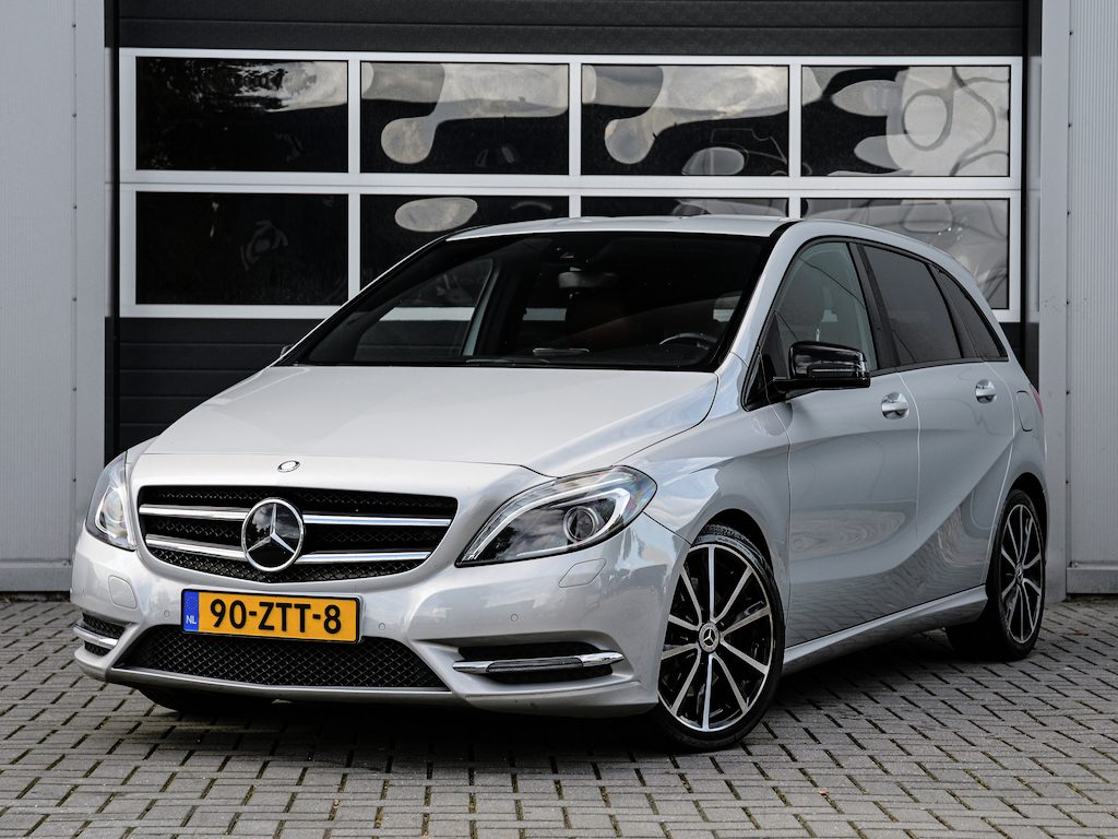 Mercedes-Benz B-klasse 250 Ambition | Rood leder | Xenon | Camera | Navi | Trekhaak | PDC v+a | Cruise control