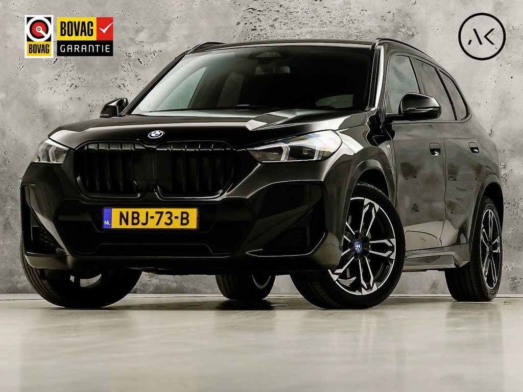 BMW X1 xDrive30e M Sport 326Pk Automaat (APPLE CARPLAY, M PAKKET, SOH 96,1%, 360 CAMERA, HARMAN/KARDON, SPORTSTOELEN, GETINT GLAS, GROOT NAVI, NIEUWSTAAT)