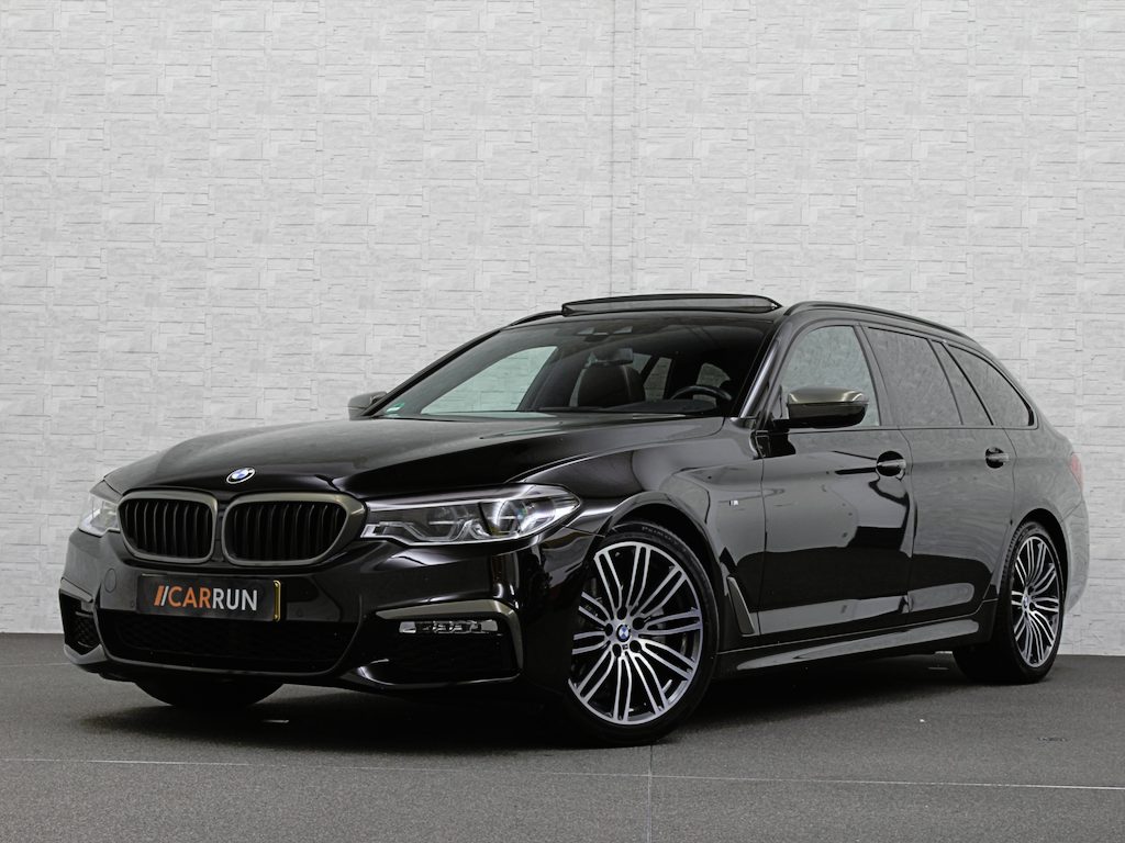 BMW 5-Serie Touring 520i M-Sport Volledig Individual | Nappa | Comfortseats | Panodak | Trekhaak 2000kg | Adapt. Led | Luchtvering niveauregeling | Display Key | Camera | Memory | 19" | Nav. Proffesional | Alarm | NL-Auto | Dealer OH | NAP | Full Service - Rijklaarprijs.