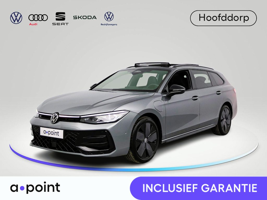 Volkswagen Passat Variant 1.5 eHybrid R-Line Edition 272 pk Automaat (DSG) | Verlengde garantie | Navigatie | Panoramadak | Trekhaak (wegklapbaar) | Parkeersensoren (Park assist) | Rondomzicht camera | Head-up display | Black Style pakket | R-Line |