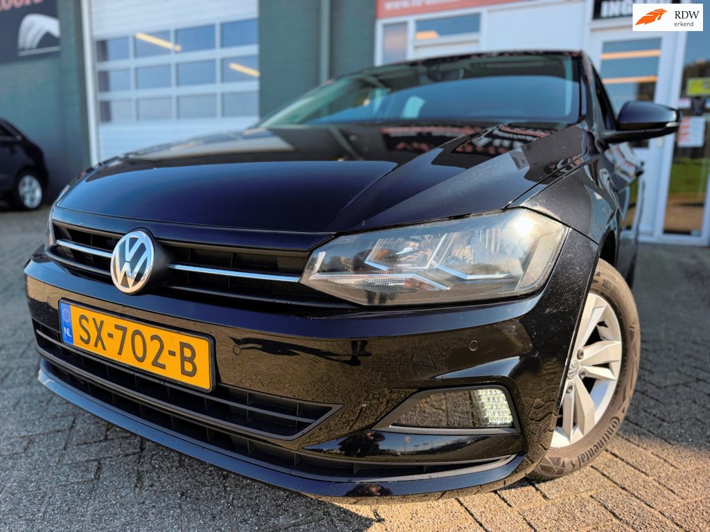 Volkswagen Polo 1.0 TSI Comfortline 5 drs in automaat en parkeersensoren en trekhaak en navigatie en bluetooth en cruise controle