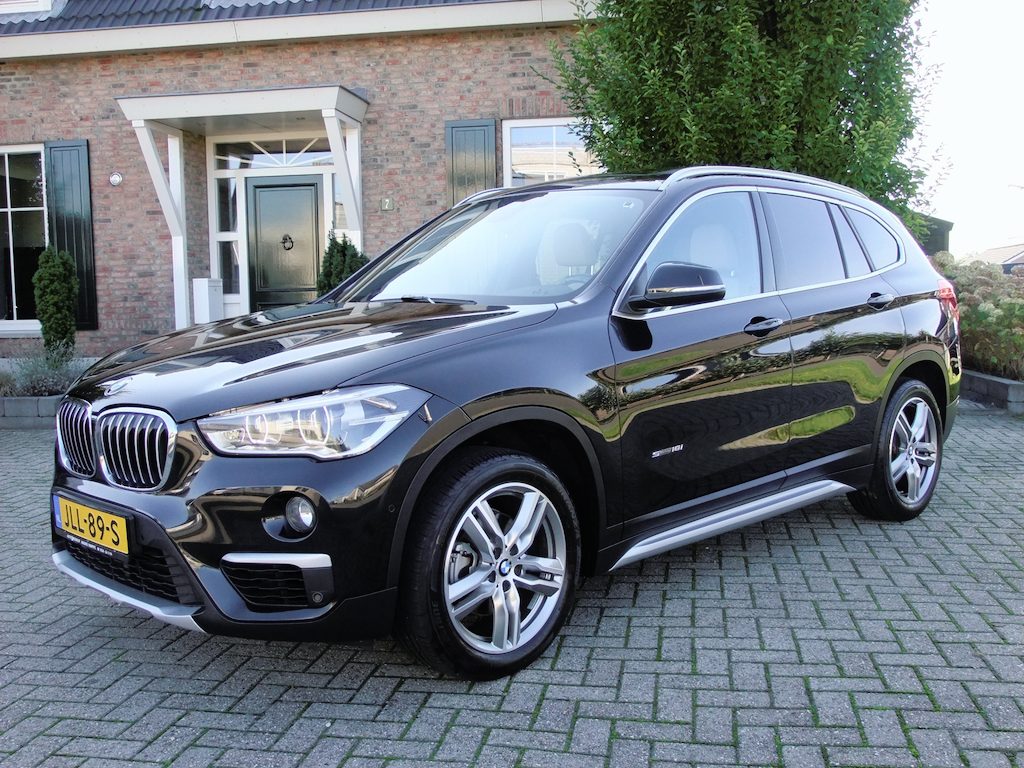 BMW X1 sDrive18i High Executive , Leder , Pano/schuifdak, Led , Navi , Keyless enz.