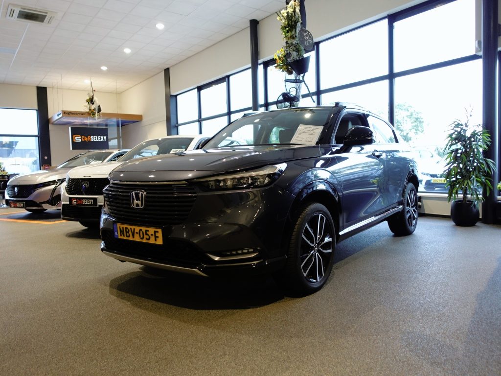 Honda HR-V 1.5 i-MMD 131pk CVT Advance Style 4 Seizoenenbanden erop