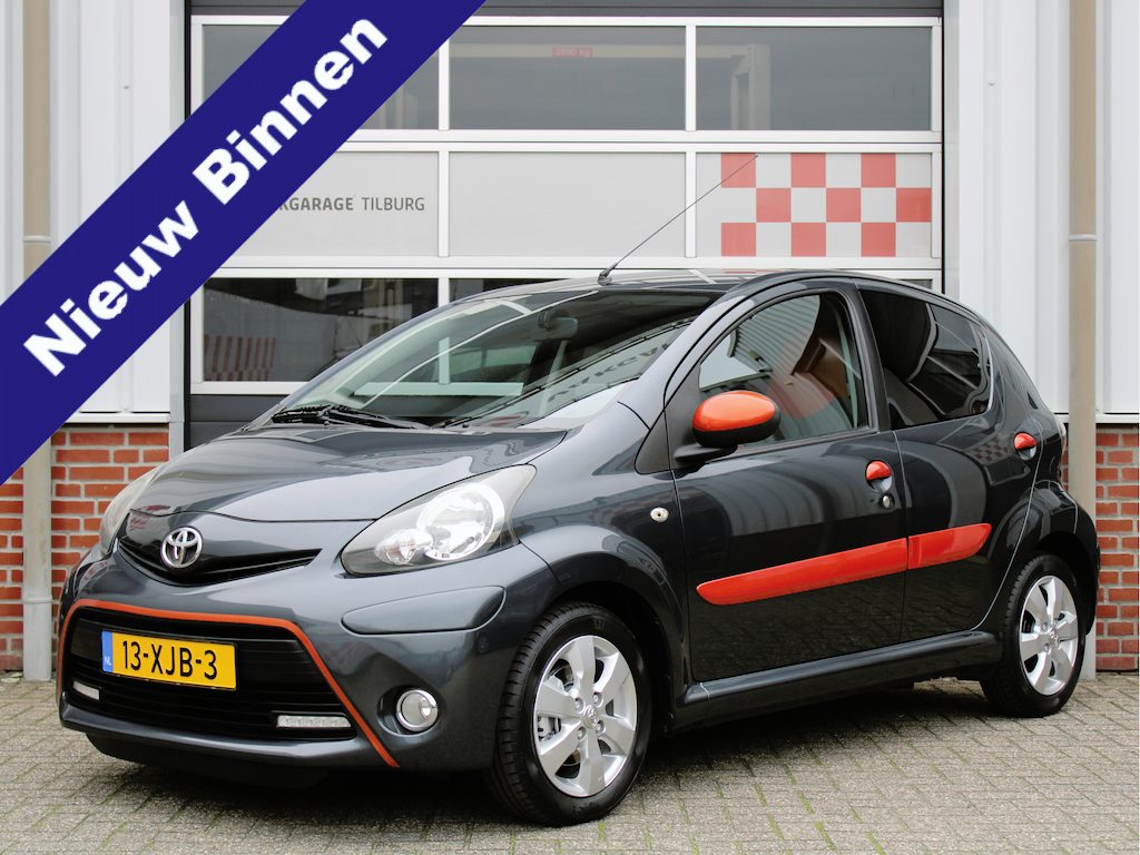 Toyota Aygo 1.0 VVT-i Dynamic Orange /AIRCO/Bluetooth/14'LM/LED/USB+AUX/CV/Elek. ramen/ISOFIX/Donker glas/NAP!