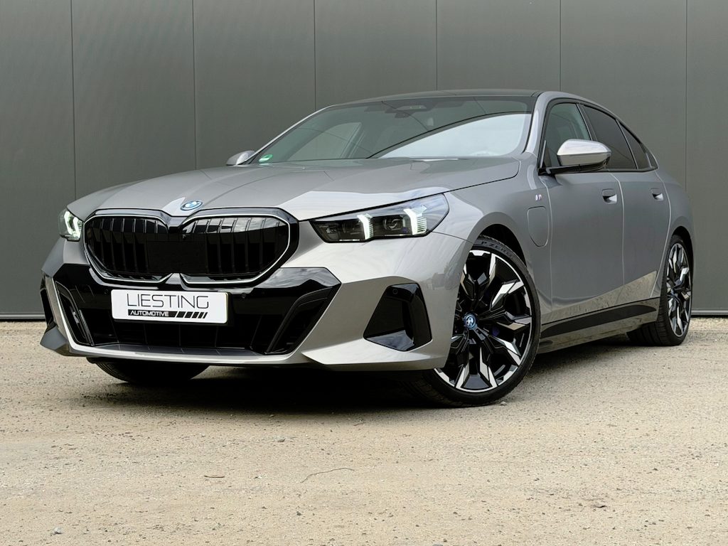 BMW 5-Serie 530e M-Sport Pro - Pano Trekhaak Comfortstoelen
