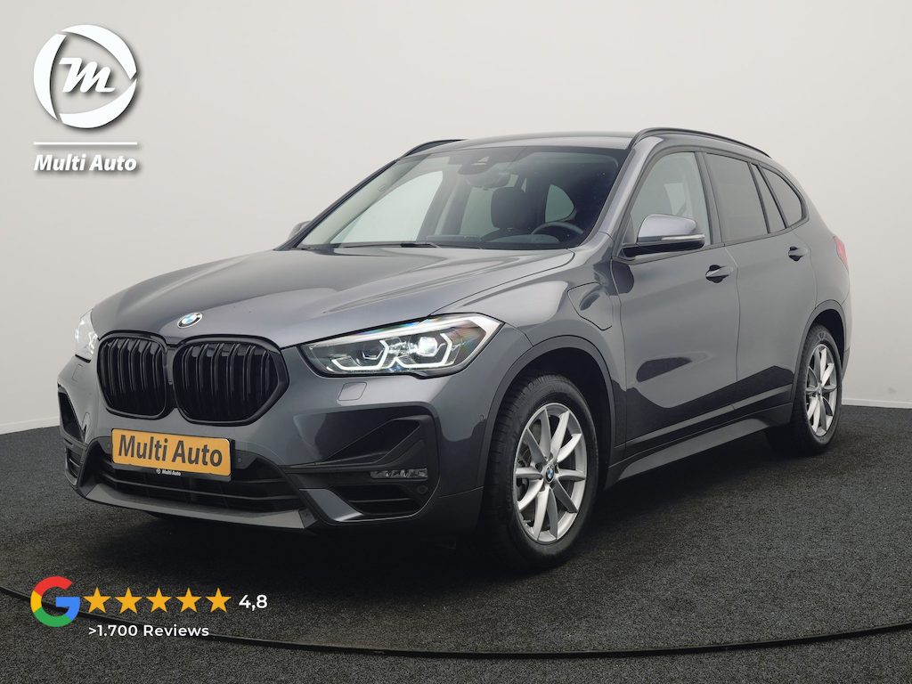 BMW X1 xDrive25e Advantage PHEV 221pk Dealer O.H | SOH 87,9% | Trekhaak Afn. | Adaptive Cruise | Head Up | Camera | Sportstoelen Memory & Verwarmd | Stuur Verwarmd | Sfeerverlichting | Navigatie | DAB | 17"L.M | Plug In Hybrid |
